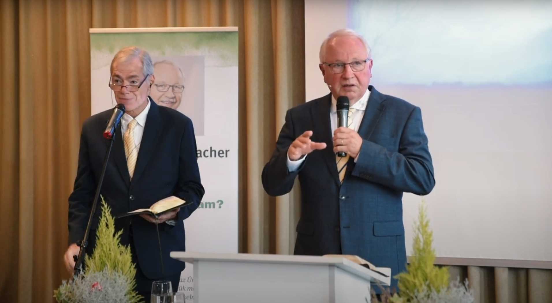 Samuel Rindlisbacher igehirdetése az Éjféli Kiáltás Misszió összejövetelén a Thermal Hotel Margitszigeten.
